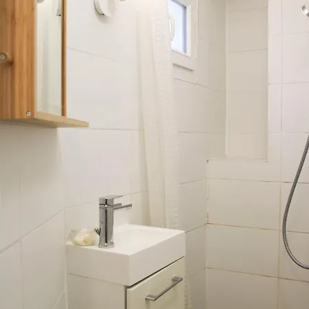 Bright Near Theaters And The Marais *