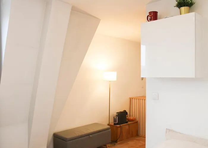 Апартаменты Bright Near Theaters And The Marais *