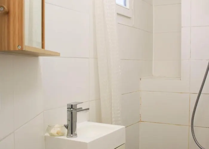 Bright Near Theaters And The Marais *